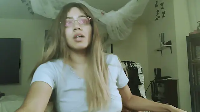 Snapshot of PolinaLoveX chatting on October 16, 2025, 3:40 am PolinaLoveX online show from October 16, 2025, 3:40 am