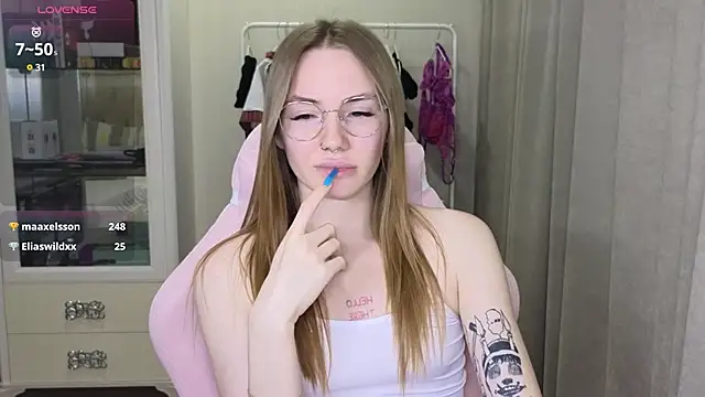 littlevildevil online show from February 11, 2025, 3:40 pm