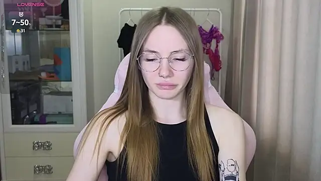 littlevildevil online show from March 8, 2025, 12:09 pm