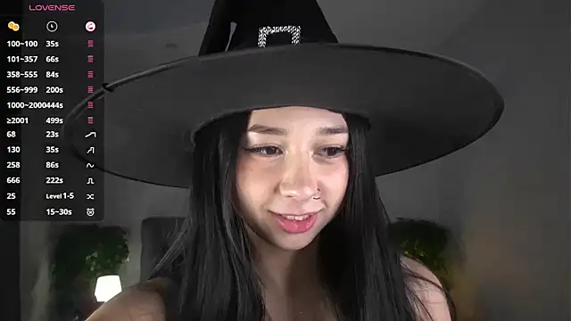 Snapshot of AislyEmbury chatting on October 28, 2025, 4:38 am AislyEmbury online show from October 28, 2025, 4:38 am