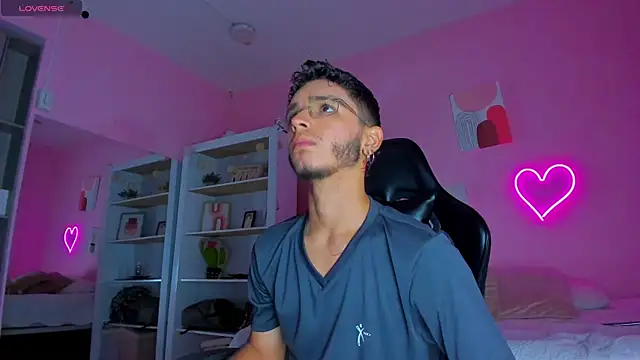 Ian Castillo  online show from March 19, 2025, 11:17 am