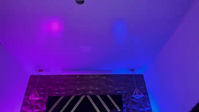 Ian Castillo  online show from April 8, 2026, 11:43 am