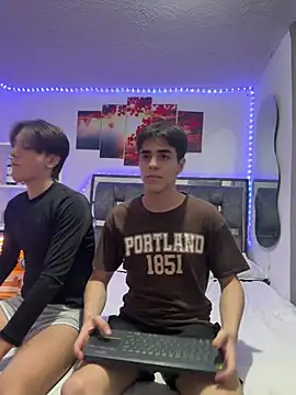 Snapshot of Alex_and_Fabian chatting on April 28, 2026, 3:11 am Alex and Fabian online show from April 28, 2026, 3:11 am