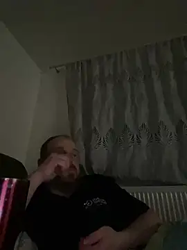 Snapshot of FROL83 chatting on April 3, 2026, 8:29 pm FROL83 online show from April 3, 2026, 8:29 pm