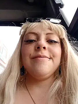 Snapshot of madelaine- chatting on December 13, 2024, 6:59 pm madelaine- online show from December 13, 2024, 6:59 pm