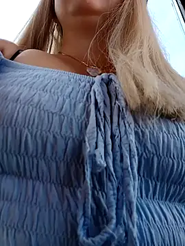 Snapshot of madelaine- chatting on December 19, 2024, 7:40 pm madelaine- online show from December 19, 2024, 7:40 pm