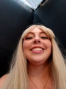 Snapshot of madelaine- chatting on December 19, 2024, 10:42 pm madelaine- online show from December 19, 2024, 10:42 pm