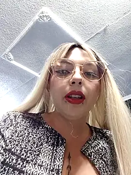 Snapshot of madelaine- chatting on February 25, 2025, 7:36 pm madelaine- online show from February 25, 2025, 7:36 pm