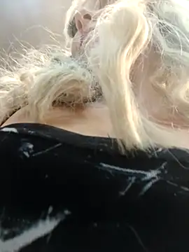 Snapshot of madelaine- chatting on March 5, 2025, 9:04 pm madelaine- online show from March 5, 2025, 9:04 pm