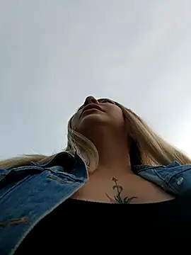 Snapshot of madelaine- chatting on September 11, 2025, 10:21 pm madelaine- online show from September 11, 2025, 10:21 pm