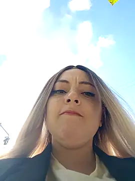 Snapshot of madelaine- chatting on September 14, 2025, 8:08 pm madelaine- online show from September 14, 2025, 8:08 pm