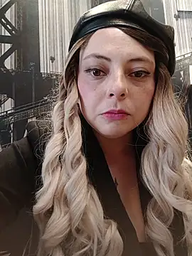 Snapshot of madelaine- chatting on October 27, 2025, 8:02 pm madelaine- online show from October 27, 2025, 8:02 pm