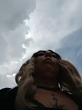 Snapshot of madelaine- chatting on November 3, 2025, 6:20 pm madelaine- online show from November 3, 2025, 6:20 pm