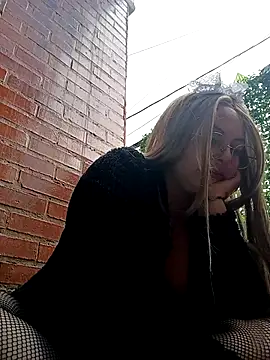 madelaine- online show from April 21, 2026, 8:55 pm