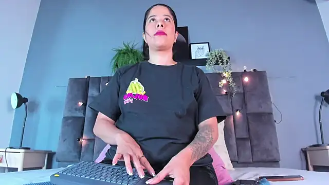 DulceAurora   online show from April 14, 2026, 2:50 am