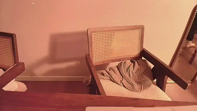 Nina24 online show from December 1, 2025, 8:14 pm