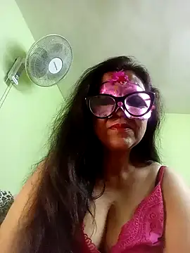 Snapshot of DesiMuffin chatting on February 20, 2025, 4:36 pm DesiMuffin online show from February 20, 2025, 4:36 pm