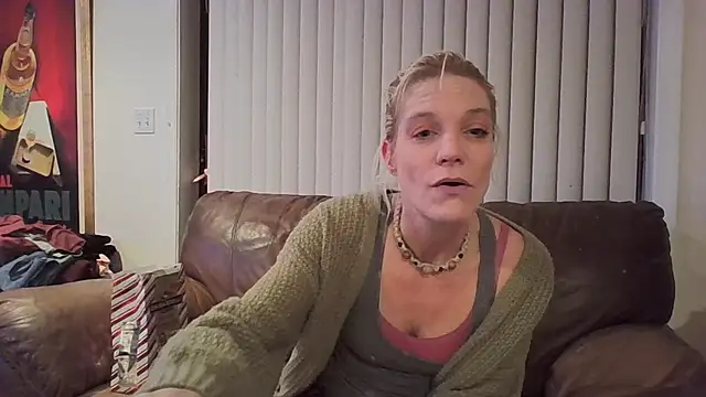 Snapshot of AddieAssets chatting on December 10, 2024, 9:01 am AddieAssets online show from December 10, 2024, 9:01 am