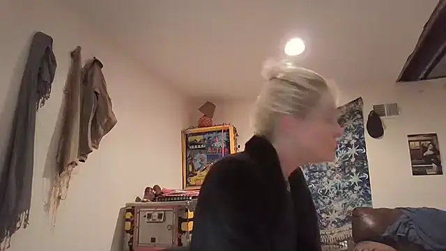 Snapshot of AddieAssets chatting on December 12, 2024, 5:42 am AddieAssets online show from December 12, 2024, 5:42 am