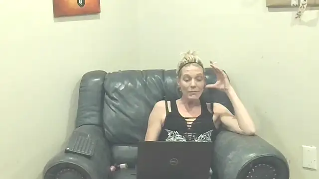 Snapshot of AddieAssets chatting on January 5, 2025, 7:07 am AddieAssets online show from January 5, 2025, 7:07 am