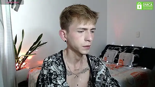 smallgiant27 online show from November 19, 2025, 8:42 pm