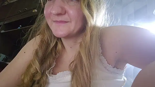 EstrellaWalters online show from December 18, 2025, 12:33 pm