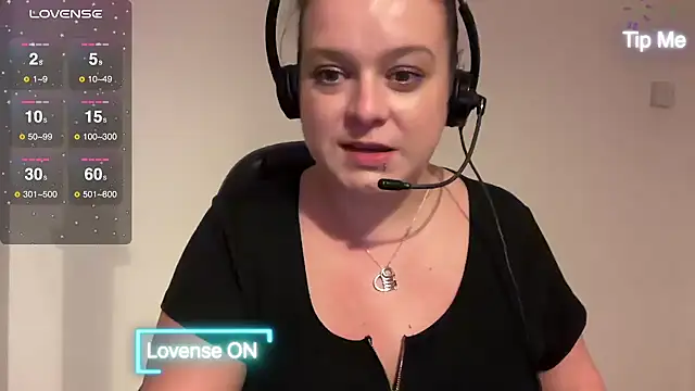 NaughtyWifeUK online show from December 2, 2024, 4:09 pm