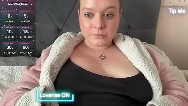 NaughtyWifeUK online show from February 17, 2025, 4:04 pm