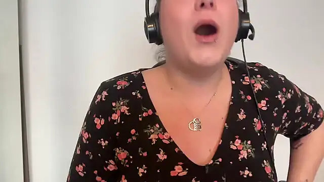 NaughtyWifeUK online show from March 13, 2025, 4:34 pm