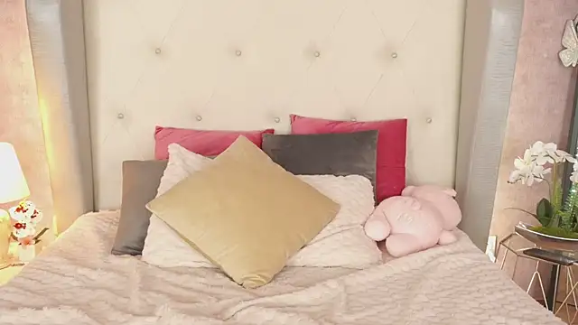 Snapshot of ViolettMoon1 chatting on March 7, 2025, 10:35 am ViolettMoon1 online show from March 7, 2025, 10:35 am