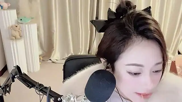 Daisy-77 online show from January 3, 2025, 8:22 pm