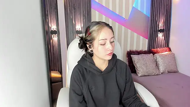 emily layton online show from October 2, 2025, 2:35 pm