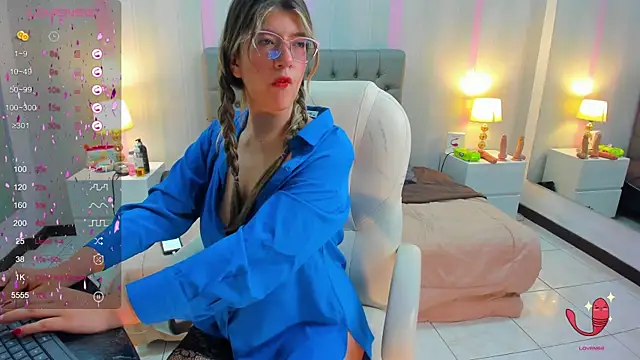 Snapshot of SEXMILLA_ chatting on February 17, 2025, 9:19 pm SEXMILLA online show from February 17, 2025, 9:19 pm