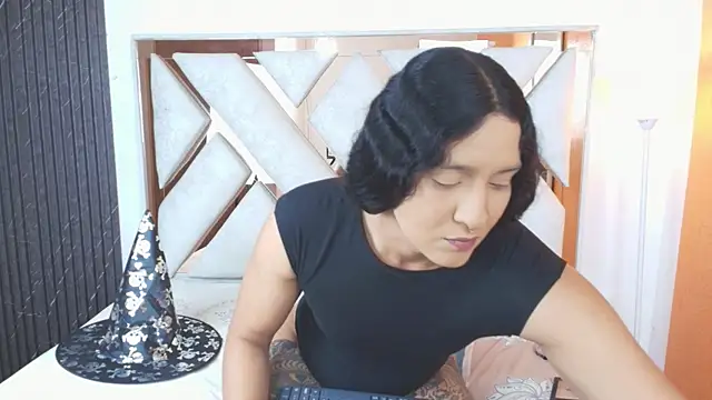 Snapshot of Alison_Chan_ chatting on October 31, 2025, 4:19 pm Alison Chan online show from October 31, 2025, 4:19 pm