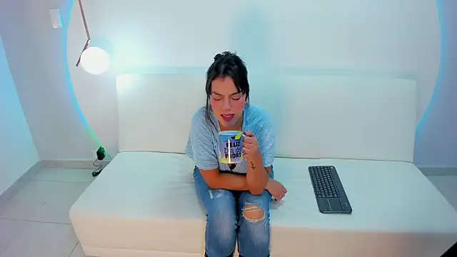 Ada Monroe10 online show from December 5, 2025, 1:52 pm