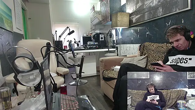 Doggyray44 online show from February 6, 2025, 2:37 pm