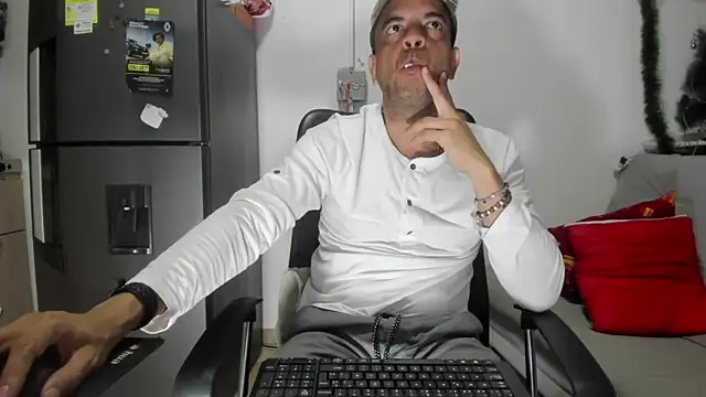 latinmartin73 online show from December 30, 2024, 2:31 am