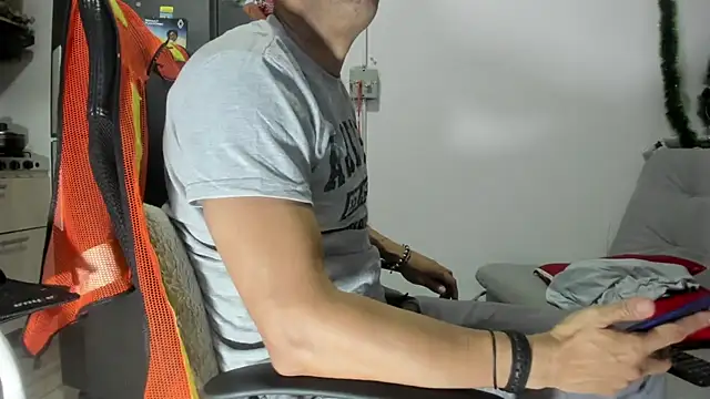 latinmartin73 online show from January 7, 2025, 1:17 am