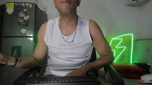 latinmartin73 online show from January 16, 2025, 2:09 am