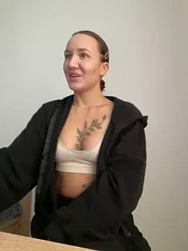 Stasia Queen online show from December 3, 2024, 9:22 am