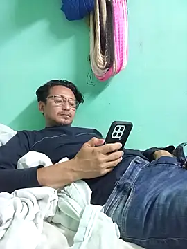 Snapshot of Andresguz35 chatting on February 2, 2026, 3:27 am Andresguz35 online show from February 2, 2026, 3:27 am