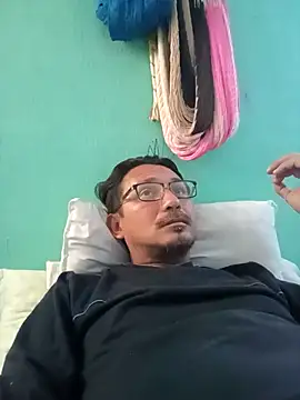 Snapshot of Andresguz35 chatting on February 2, 2026, 5:33 pm Andresguz35 online show from February 2, 2026, 5:33 pm