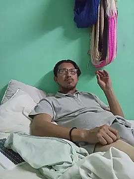 Snapshot of Andresguz35 chatting on February 5, 2026, 5:23 am Andresguz35 online show from February 5, 2026, 5:23 am