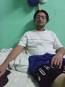 Snapshot of Andresguz35 chatting on February 6, 2026, 4:28 am Andresguz35 online show from February 6, 2026, 4:28 am