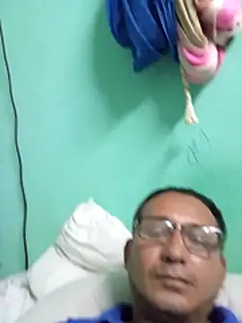 Snapshot of Andresguz35 chatting on February 27, 2026, 4:56 am Andresguz35 online show from February 27, 2026, 4:56 am