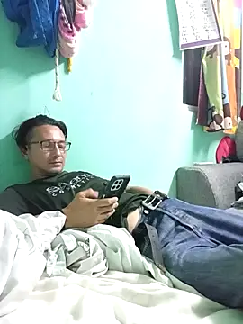 Snapshot of Andresguz35 chatting on February 28, 2026, 3:18 am Andresguz35 online show from February 28, 2026, 3:18 am