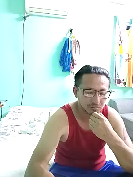 Snapshot of Andresguz35 chatting on March 5, 2026, 2:29 am Andresguz35 online show from March 5, 2026, 2:29 am