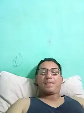 Snapshot of Andresguz35 chatting on June 14, 2026, 4:14 am Andresguz35 online show from June 14, 2026, 4:14 am