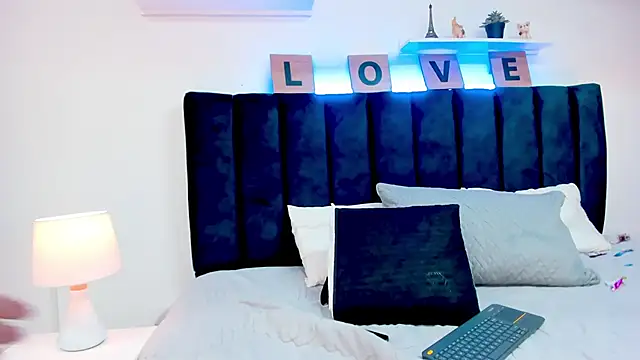 Snapshot of Mia_brunette26 chatting on December 17, 2024, 8:34 am Mia brunette26 online show from December 17, 2024, 8:34 am