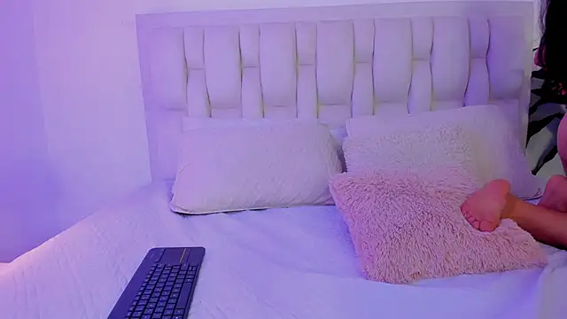 Snapshot of Mia_brunette26 chatting on December 27, 2024, 4:21 pm Mia brunette26 online show from December 27, 2024, 4:21 pm